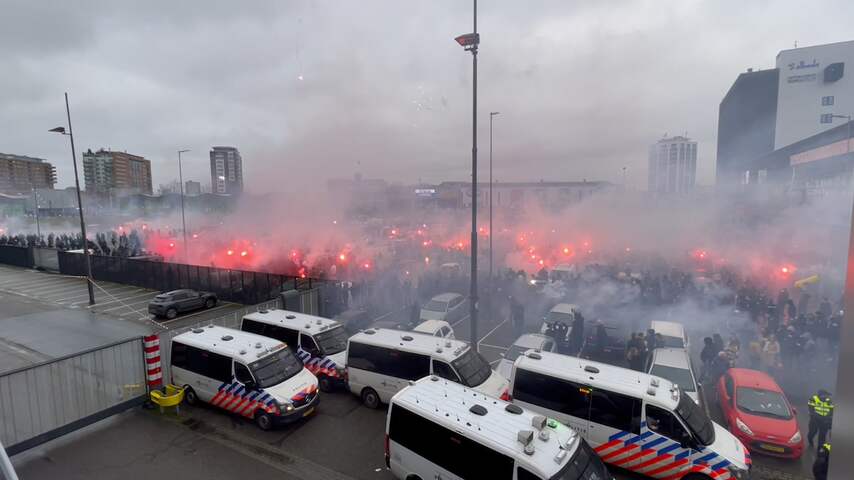 Feyenoord-fans rennen achter Ajax-bus aan, ME zet waterkanon in