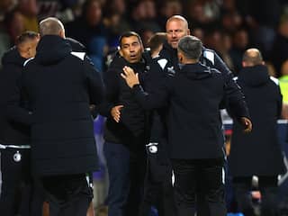 Van Bronckhorst opgelucht na benauwde zege Feyenoord: 'Gewoon overleven'