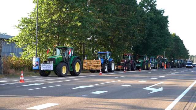 Boeren rijden massaal met tractors naar provinciehuis in Den Bosch