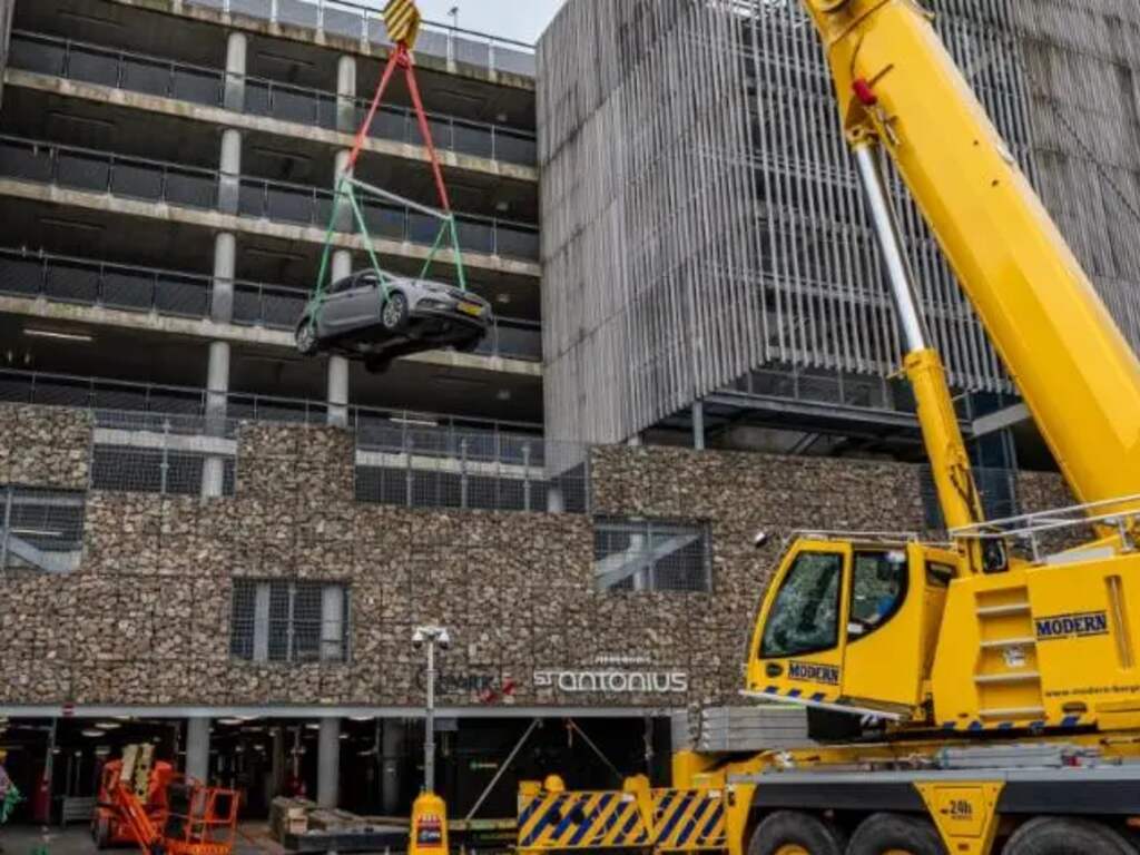 120 auto's uit parkeergarage Nieuwegein gehaald, nog enkele auto's binnen