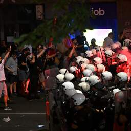 Geweld breekt uit tijdens enorme anti-regeringsdemonstratie in Servië