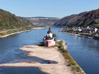 Rivierbedding van Rijn in Duitsland zichtbaar door extreme droogte