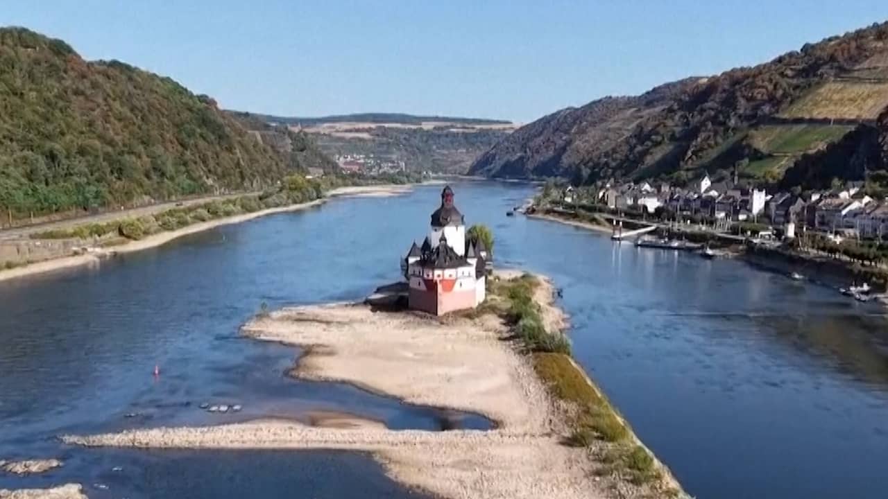 Rivierbedding van Rijn in Duitsland zichtbaar door extreme droogte