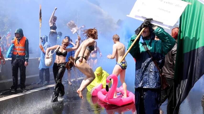 Klimaatactivisten ‘genieten’ van waterwerper op A12 in Den Haag