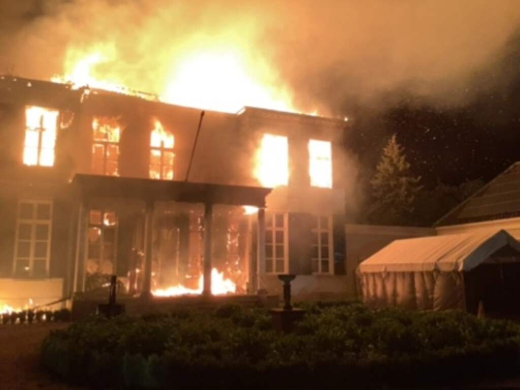 Achttien mensen opgevangen na grote brand in landhuis Breda, geen gewonden