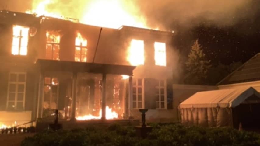 Grote brand in landhuis Breda, onduidelijk of er nog mensen in pand zijn | Binnenland | NU.nl