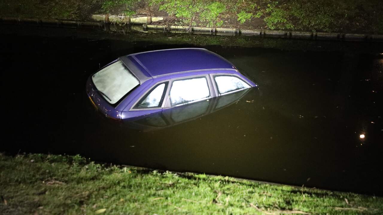 Auto te water in Nieuwdorp