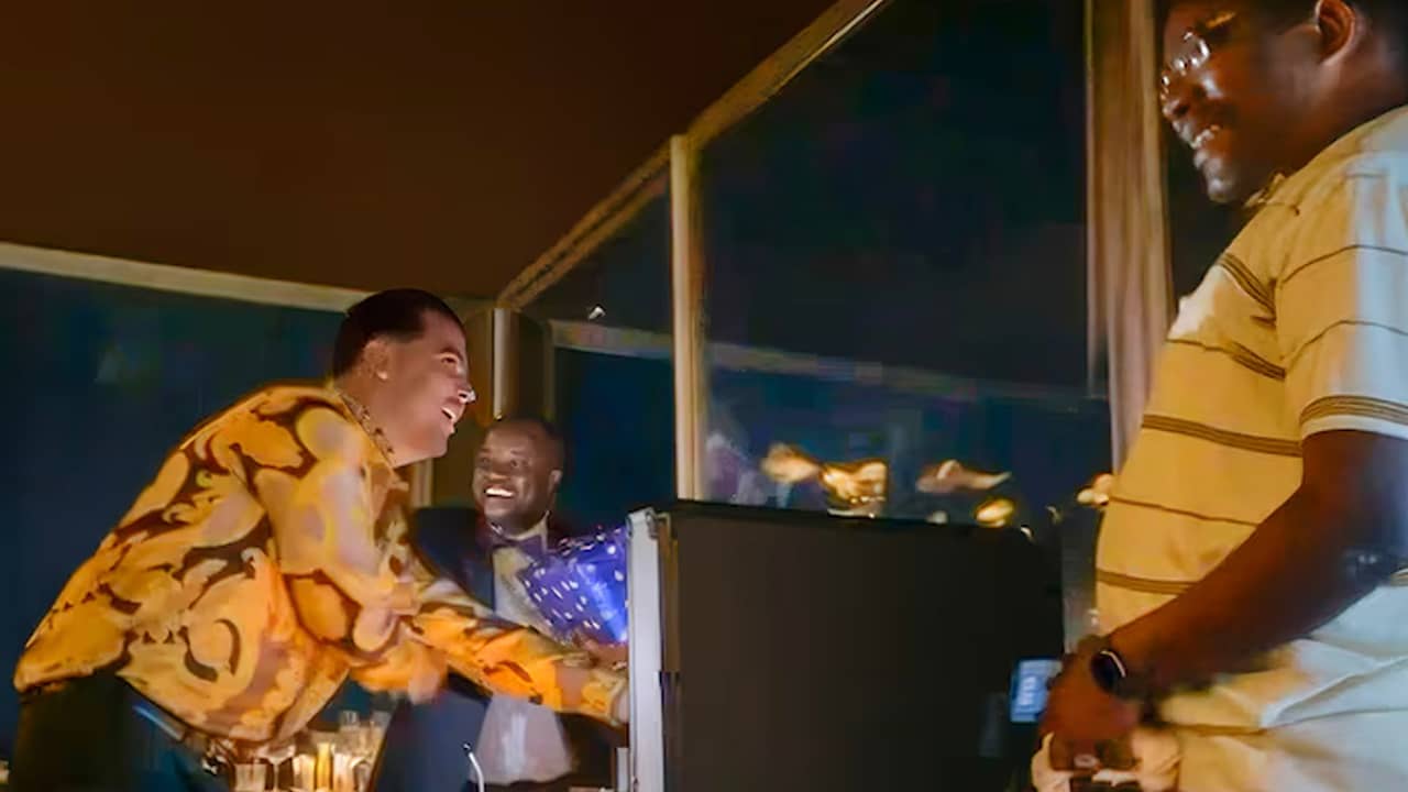 Bolle Jos' duikt in video feestend op met baas drugspolitie Sierra Leone | Binnenland | NU.nl