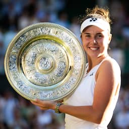 Linda Nosková pakt uur na vijf gemiste matchpoints alsnog eerste Wimbledon-titel