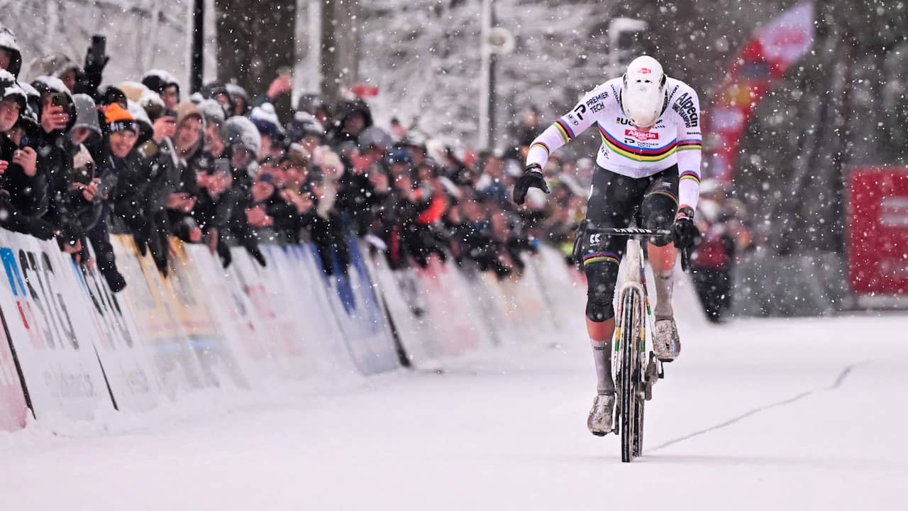 Ongeslagen Van der Poel wint na harde val Van Aert in langverwacht ...