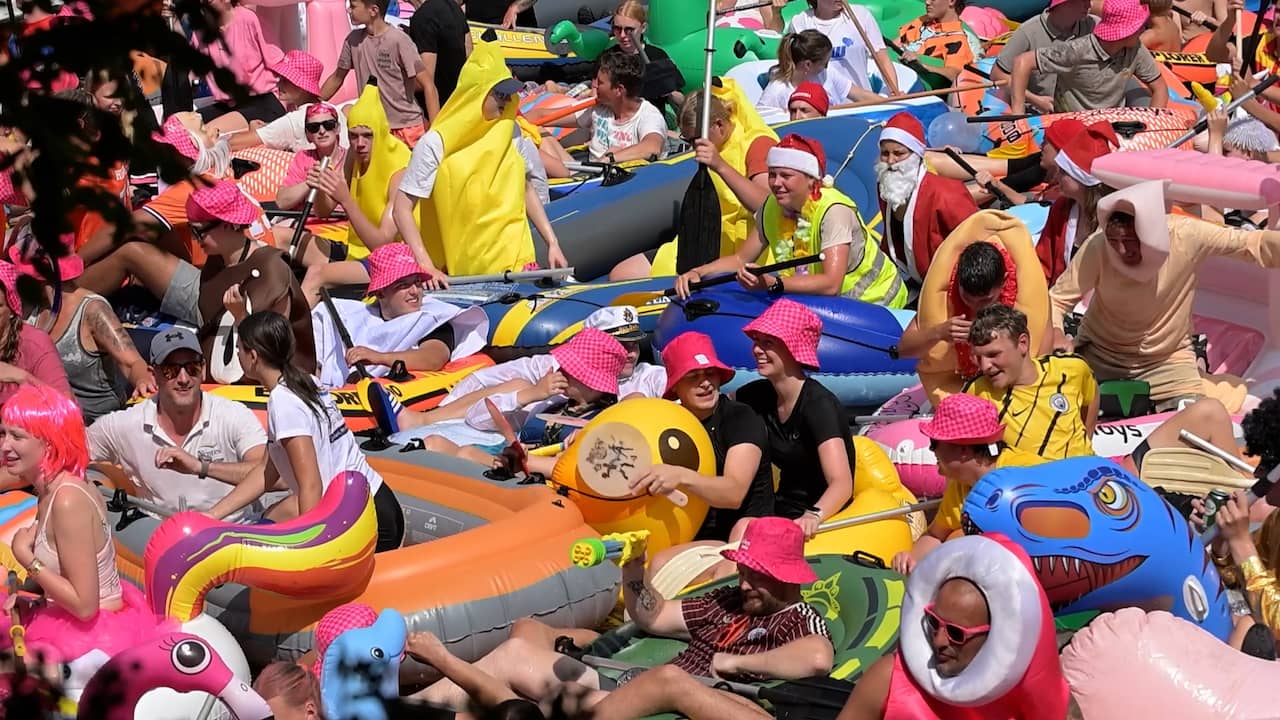 Video | Chaos in binnenstad van Sneek tijdens rommelige Rubberbootrace