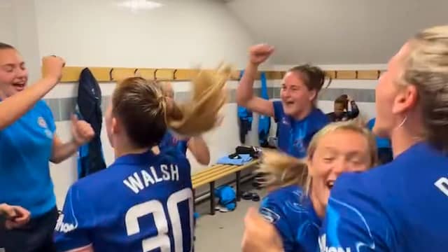 Vrouwen van Chelsea gaan los op Snollebollekes na behalen landstitel