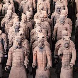 Toerist beschadigt twee standbeelden van beroemd terracottaleger in China