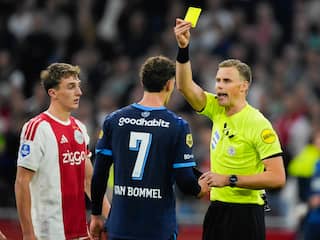 Klaassen snapt niets van uitblijven rood na beuk Van Bommel tijdens Ajax-PSV