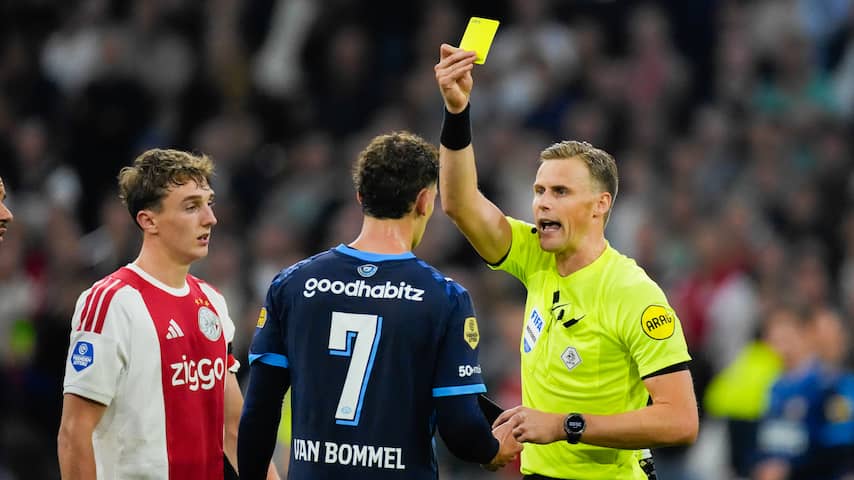 Foto bij Klaassen snapt niets van uitblijven rood na beuk Van Bommel tijdens Ajax-PSV