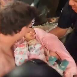 Video | Venezolanen redden baby 32 uur na aardbevingen uit puin