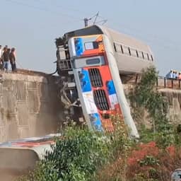 Video | Wagons bungelen over rand van Indiaas viaduct na ontsporing