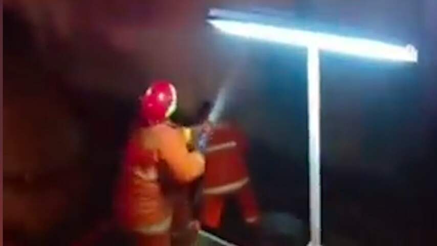 Indonesische brandweer bestrijdt dodelijke brand in gevangenis