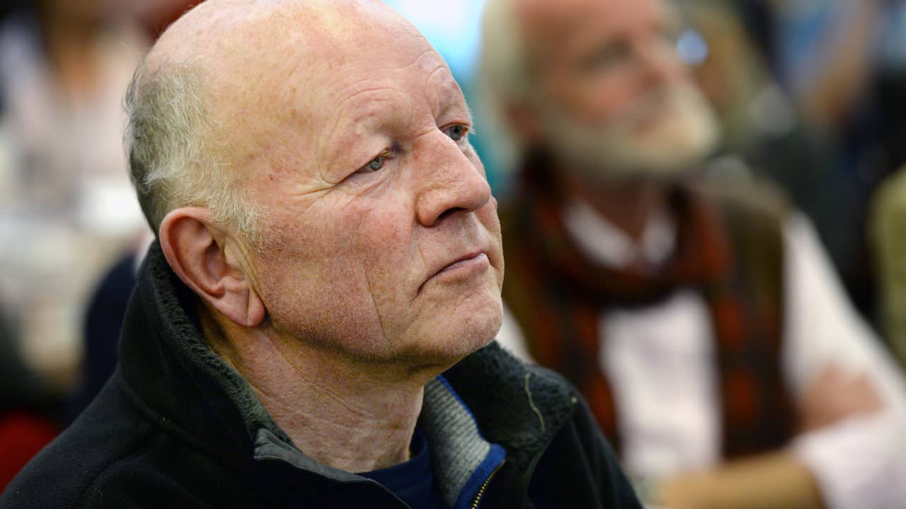 Maarten 't Hart ontvangt P.C. Hooft-prijs thuis in besloten kring