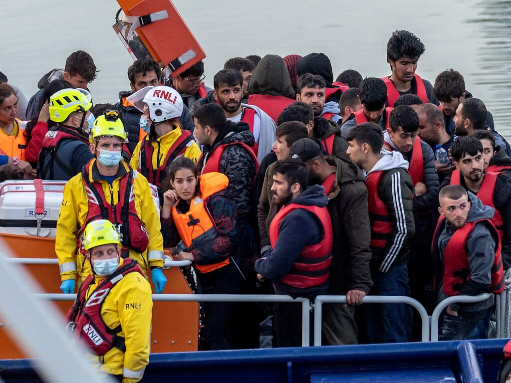 Britse overheid experimenteert met elektronisch volgen van asielzoekers