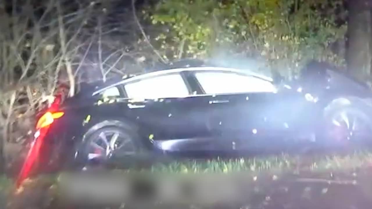 Video | Tesla crasht bij Wijchen na achtervolging op hoge snelheid