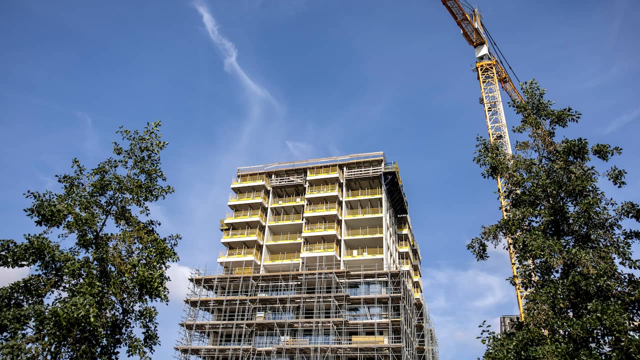Eerste van 200 tijdelijke woningen geplaatst voor jongeren en studenten uit Hengelo en Borne