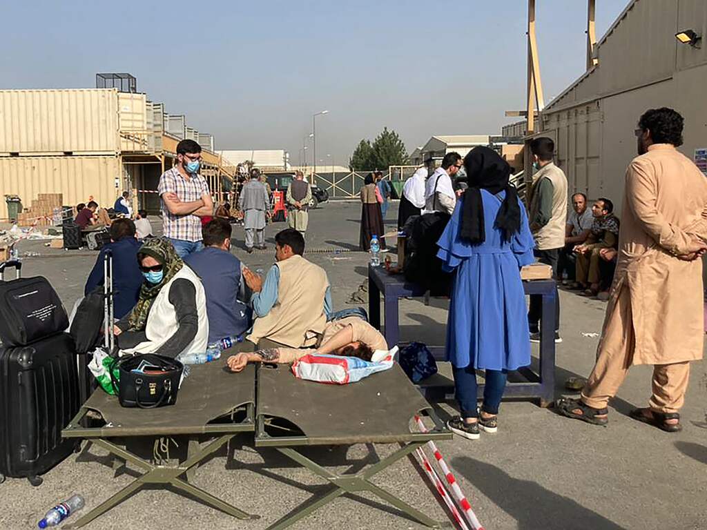 Bussen met Nederlandse evacués staan al uren vast in Kaboel