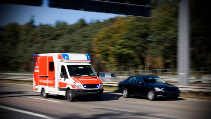 Bestuurder van camper ziet file te laat op Duitse snelweg, tientallen gewonden