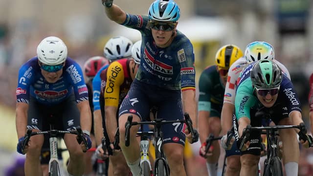 Kooij verliest opnieuw van Merlier in door val ontsierde Tour-sprint