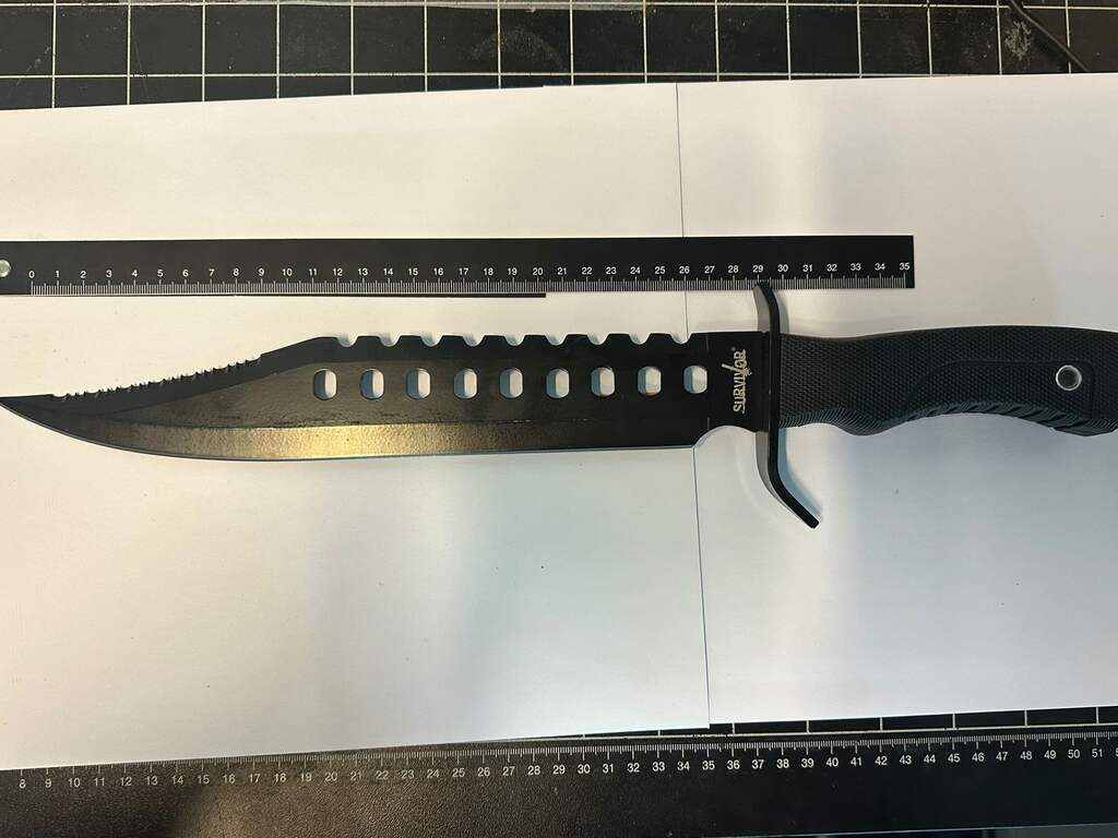 Dertienjarige jongen met 30 centimeter lang mes aangehouden op Schiphol