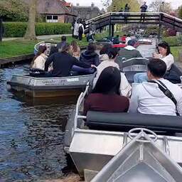 Video | Toeristen botsen in bootjes op overvolle grachten in Giethoorn