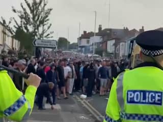 Menigte valt politie aan bij moskee na dodelijk steekincident in Southport