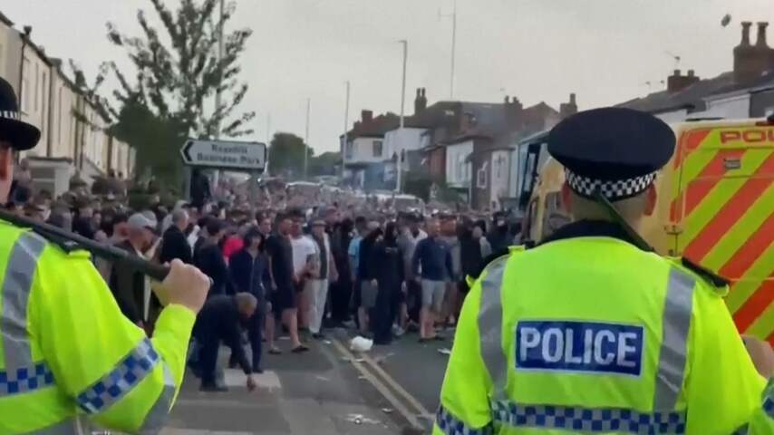 Menigte valt politie aan bij moskee na dodelijk steekincident in Southport