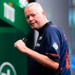 Van Barneveld overleeft vijf matchdarts en bereikt vierde ronde UK Open