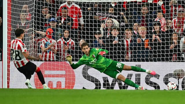 Sunderland scoort vanaf de stip tegen AZ na overtreding Patati