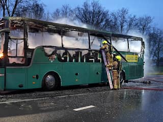 Schoolbus in brand gevlogen in Limburg, tientallen kinderen op tijd eruit