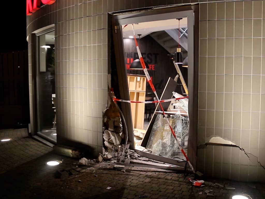 Auto rijdt bij uitparkeren KFC in Apeldoorn binnen, restaurant voorlopig dicht