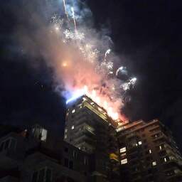 Video | Martin Garrix geeft vuurwerkshow vanaf eigen dakterras in Amsterdam