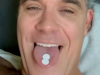 Robbie Williams ontkracht op grappige wijze cocaïnegeruchten bij WK-finale