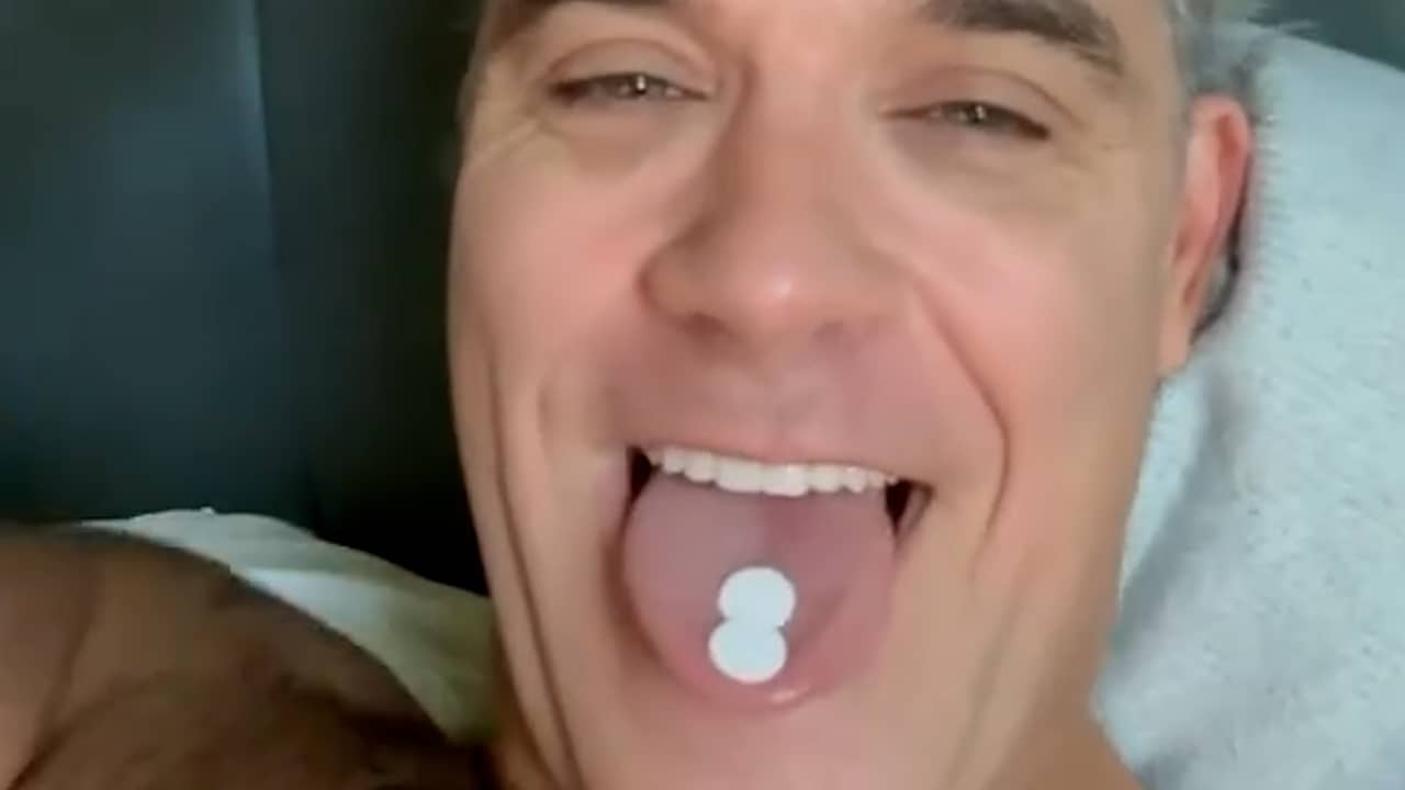 Robbie Williams ontkracht op grappige wijze cocaïnegeruchten bij WK-finale