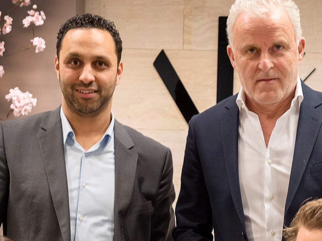 Samen met zoon Royce (rechtsonder) en advocaten Khalid Kasem en Yasemin Ay startte De Vries in 2017 zijn eigen advocatenbureau.