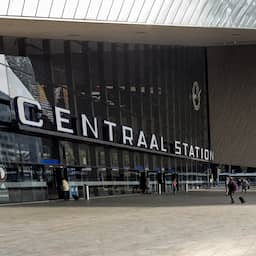 Man schiet met vuurwapen in de lucht in stationshal Rotterdam Centraal