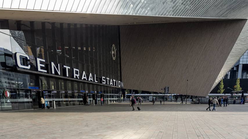 Man schiet met vuurwapen in de lucht in stationshal Rotterdam Centraal
