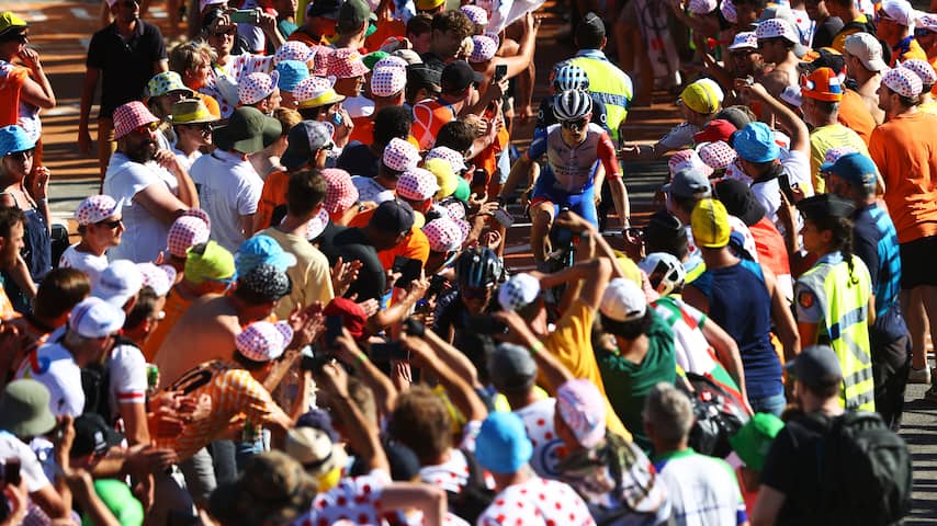 Renners over Alpe d'Huez: 'Zo druk, dat we een voor een naar boven moeten'