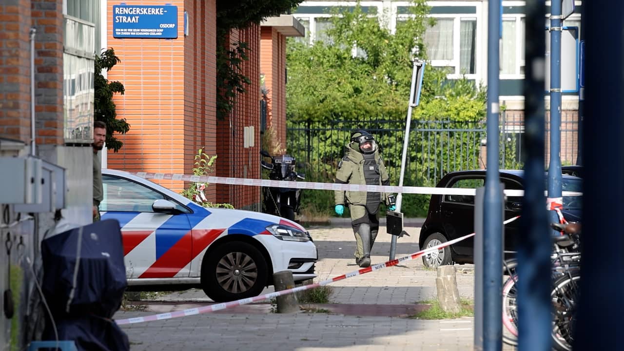 Video | Massale inzet van hulpdiensten na crash van auto met mogelijke explosieven in Amsterdam