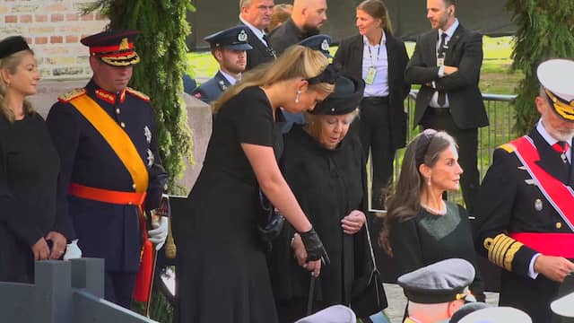 Amalia en Beatrix hebben onderonsje tijdens uitvaart koning Harald