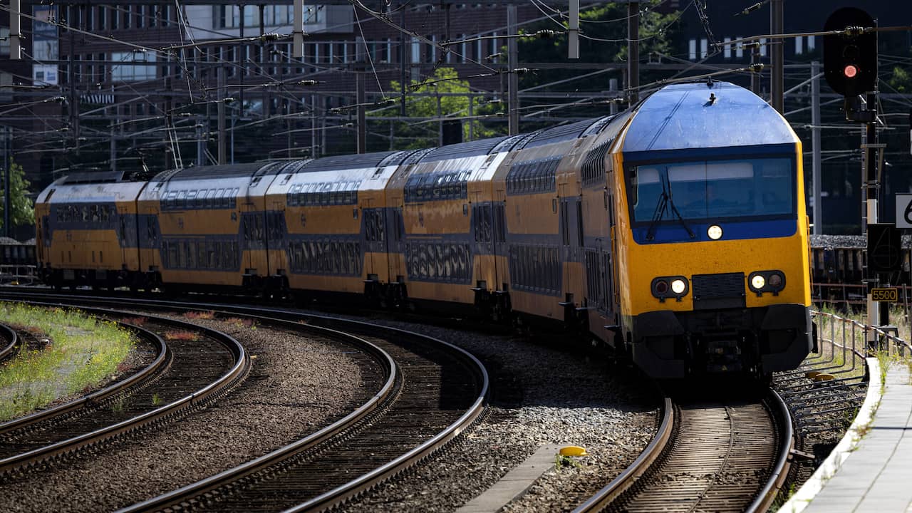 Trein botst op auto in Udenhout, vrouw en baby die in voertuig zaten lichtgewond