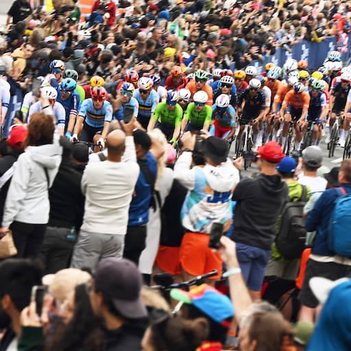 Illustratie bij: Live WK wielrennen | Van der Poel en peloton halen kopgroep bij, Van Dijke valt
