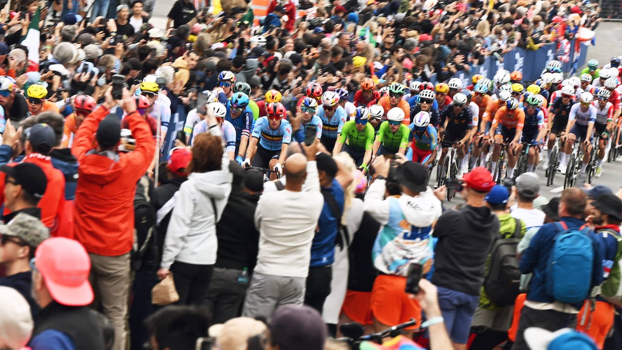 Foto bij Live WK wielrennen | Van der Poel en Nederland komen rap dichter bij kopgroep