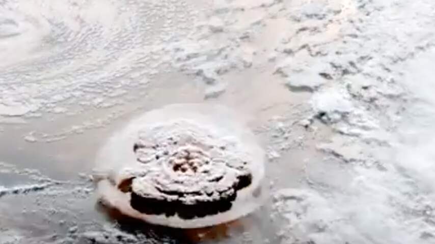 Satellietbeelden tonen onderzeese vulkaanuitbarsting bij Tonga